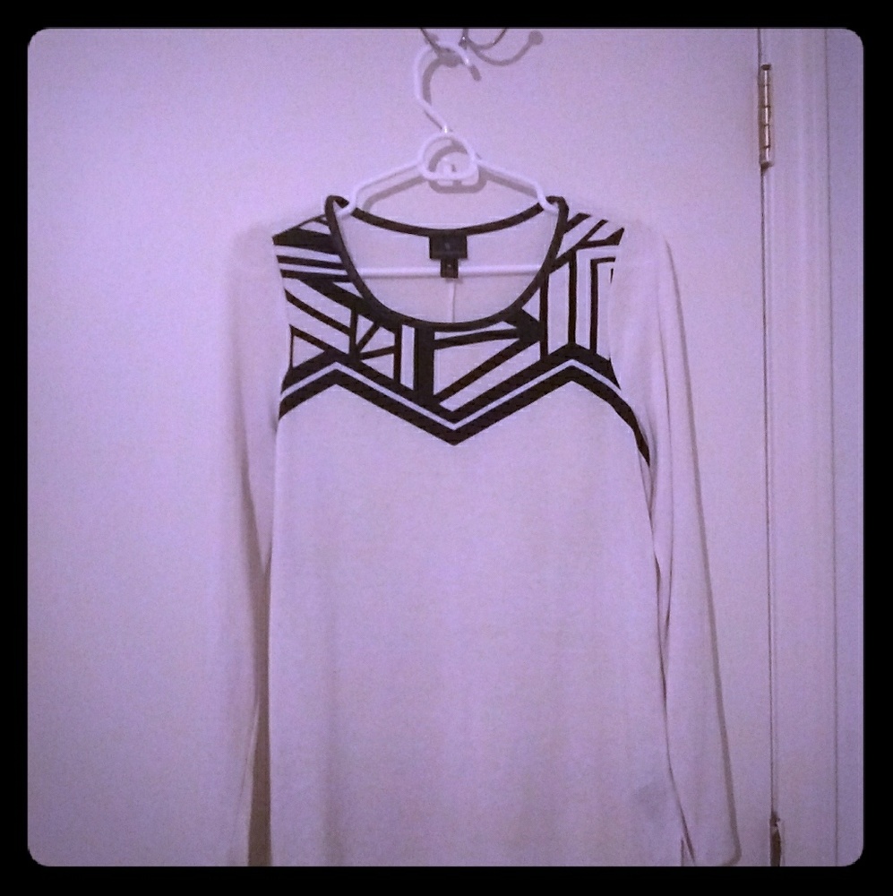 White tunic with geometric black accent size M